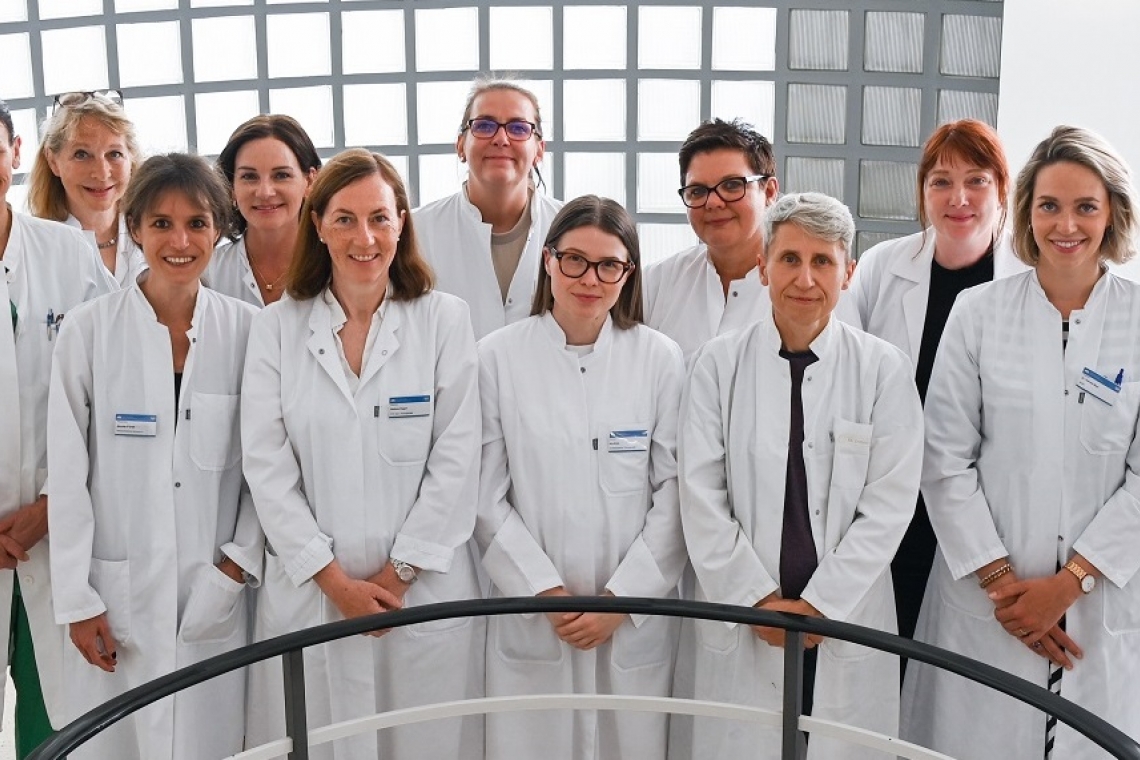 Teamfoto im Treppenhaus